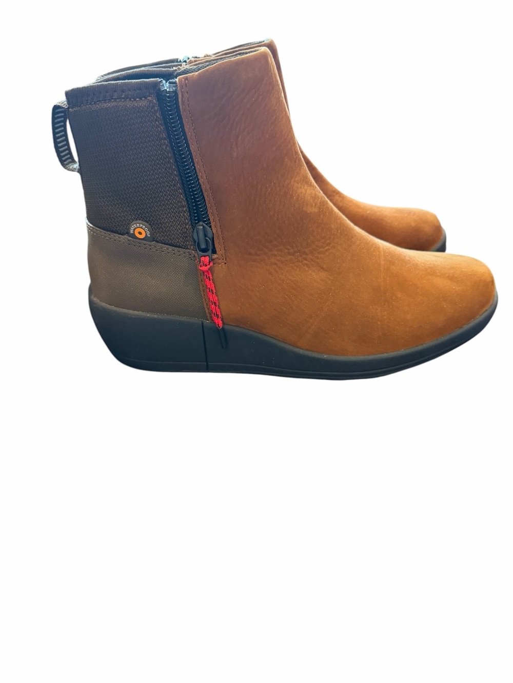 NWT Bogs Waterproof Leather Low Boots Size 6 great for camping, winter wear, etc